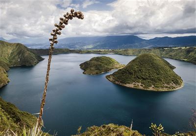 Vulkan Cuiocha und Insel Yerovi mit Teodoro Wolf